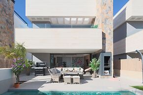 4 Bed Villa - Sleeps 8 - Pool - Garden - Parking