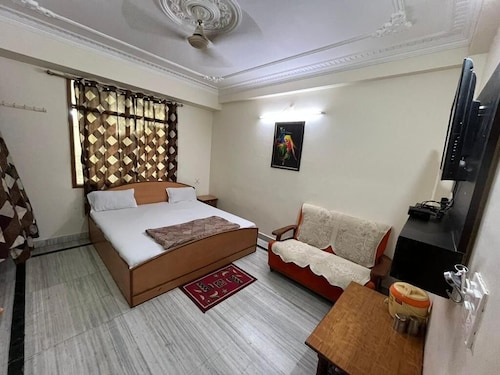 Giriraj kripa