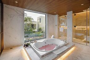 Beachfront Luxury Villa: Your Private Paradise