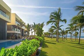 Beachfront Luxury Villa: Your Private Paradise