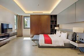 Luxe 6BR Beachfront Villa: Group Getaway Haven