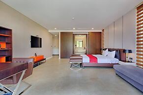 Luxe 6BR Beachfront Villa: Group Getaway Haven