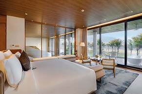 Golfers Paradise: Villa at World-class Course Edge