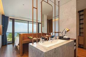 Golfers Paradise: Villa at World-class Course Edge