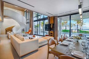 Golfers Paradise: Villa at World-class Course Edge