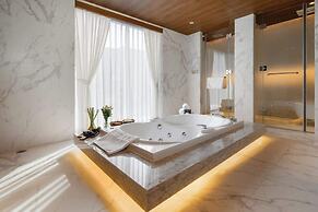 Golfers Paradise: Villa at World-class Course Edge