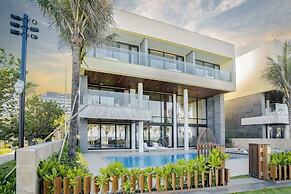 Golfers Paradise: Villa at World-class Course Edge