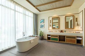 Beachside Villa: 2BR Private Pool & Breakfast