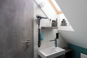 4 Cats Shelter Apartments