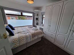 3 Bed Spacious House With Parking
