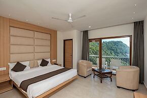 Shining hills by Lawrence Hotels