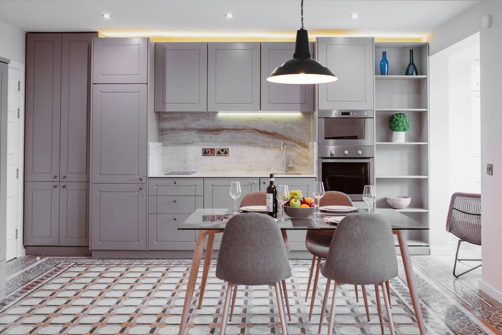 Independence Olive- 1 Bedroom - Square SEA View