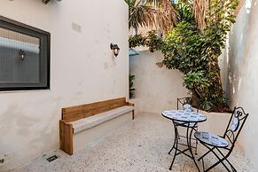 Exquisite Apartment With Patio