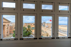Square and Sea Views - 1 BR With Ensuite