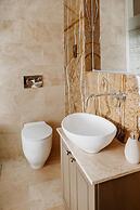 Square and Sea Views - 1 BR With Ensuite