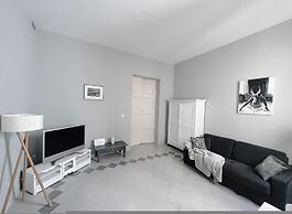 Spacious 1BR Apartment on Charming Street
