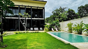 Hillstone Luxury Village