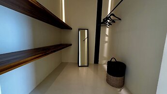 Hillstone Luxury Village