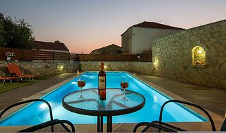 Skandalis Apartments With Pool