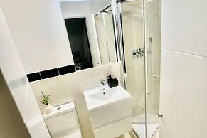 3 Bed Flat - Sleeps 6 - Parking - Wifi