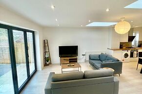 3 Bed Flat - Sleeps 6 - Parking - Wifi