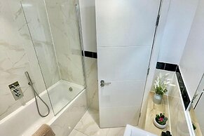 3 Bed Flat - Sleeps 6 - Parking - Wifi