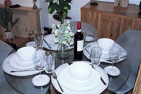House Sleeps 5 With Garden and Parking