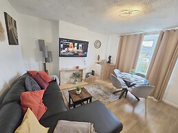 House Sleeps 5 With Garden and Parking