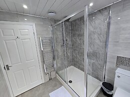 House Sleeps 5 With Garden and Parking