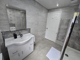 House Sleeps 5 With Garden and Parking