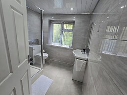 House Sleeps 5 With Garden and Parking
