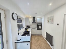 House Sleeps 5 With Garden and Parking
