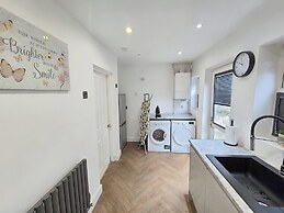 House Sleeps 5 With Garden and Parking