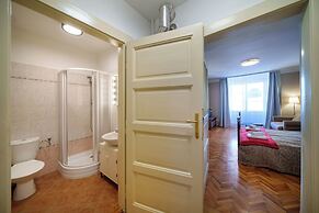 3 Bed Flat - Sleeps 12 - Wifi