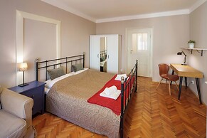 3 Bed Flat - Sleeps 12 - Wifi