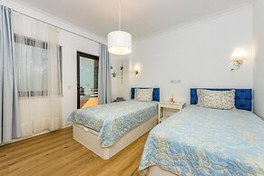 2 Bed-sleeps 4-vilamoura Beach-pool-spa-balcony