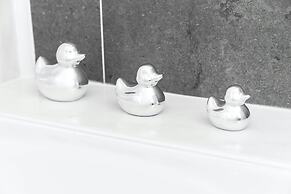 House - Sleeps 6, Garden & Free Parking