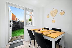 House - Sleeps 6, Garden & Free Parking