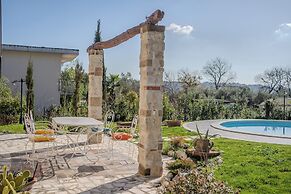 Casale nel Verde con Piscina e Vista