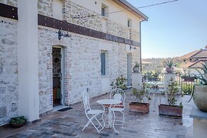 Casale nel Verde con Piscina e Vista