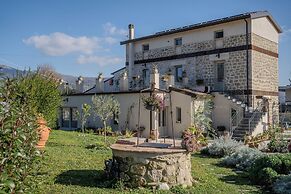 Casale nel Verde con Piscina e Vista