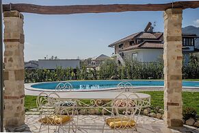 Casale nel Verde con Piscina e Vista