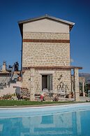 Casale nel Verde con Piscina e Vista