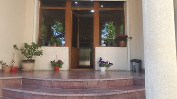 Ekm Hotel