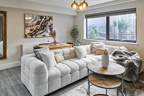 Host Stay Chic Townhouse by the Docks