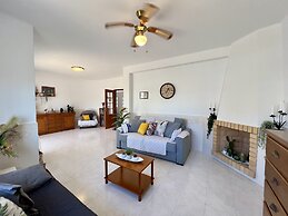 Pêra Stylish Villa With Pool by Homing