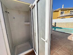 Pêra Stylish Villa With Pool by Homing