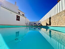 Pêra Stylish Villa With Pool by Homing