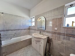 Pêra Stylish Villa With Pool by Homing