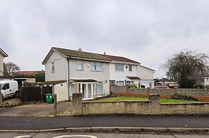 3-beds, Sleeps 5, w/ Parking, 10 Mins From Centre